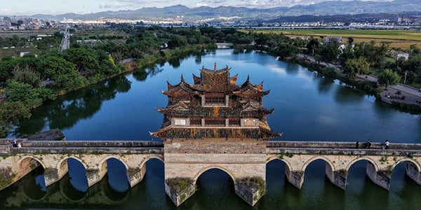 Admire Double-Dragon Bridge: Elegant 17-arch ancient bridge