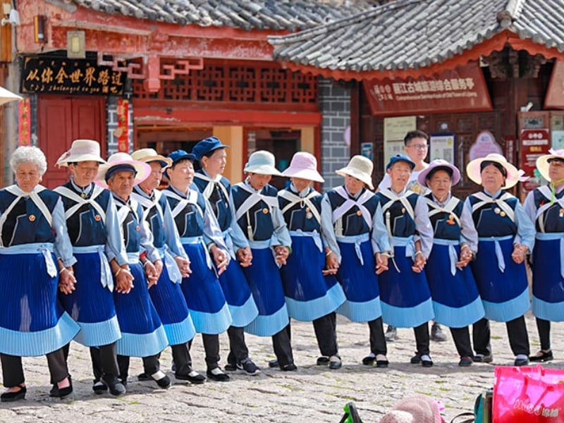 Bai ethnic intangible cultural heritage dance in Dali, Yunnan traditional costume cultural experience tour