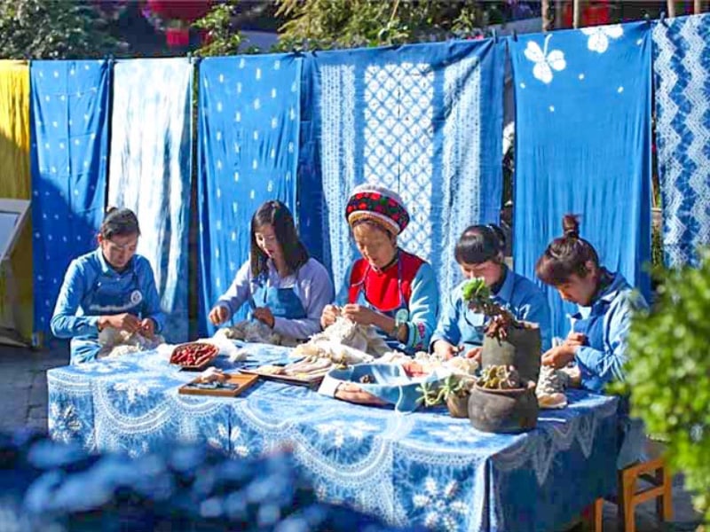 Bai ethnic tie-dye intangible heritage experience in Zhoucheng Village, Dali, Yunnan