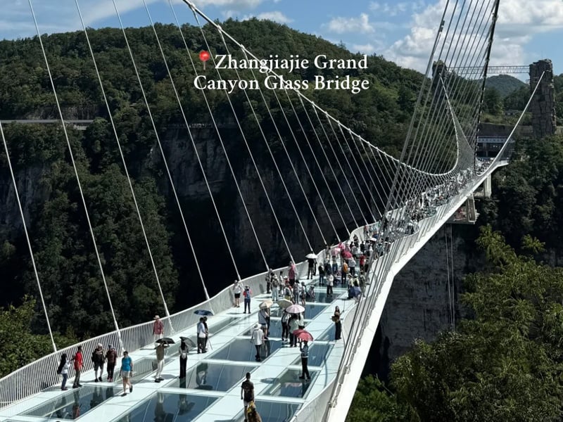 Zhangjiajie Grand Canyon Glass Bridge, a transparent sky bridge 300 meters above ground, a must-see Zhangjiajie highlight